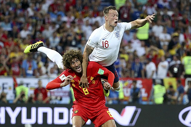 Belgick� z�lo�n�k Marouane Fellaini a anglick� stoper Phil Jones b�hem z�pasu...