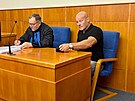 Ob�alovan� Jaroslav Lecjaks (vpravo) v jednac� s�ni Okresn�ho soudu v Chomutov�...