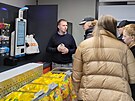 Studenti si pi slavnostnm oteven prohldli, jak prodejna funguje.