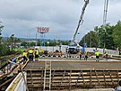 V ��jnu za�ala beton� mostovky nov�ho mostu na I/17 v Chrudimi. N�sledovat...
