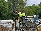 V ��jnu za�ala beton� mostovky nov�ho mostu na I/17 v Chrudimi. N�sledovat...