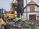 Na stavb� protihlukov� st�ny u Kv�tnova se do akce zapojila vrtn� souprava. S...