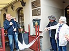 Odhalen pamtnch desek na Panskm dom v centru Chotboe.