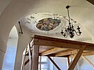 V interiru se dochovala ada dobovch prvk, napklad nstnn malby a bohat...