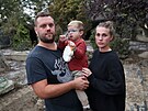 Rodina Hallova s nemocn�m synem p�i�la po povodni o v�e. Mal�ho Patrika brzy...