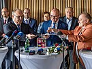 Podepisov�n� krajsk� koalice. Zleva je n�chodsk� starosta a p�edseda krajsk�...
