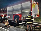 Do hasiskho vozidla, kter likvidovalo olej z nkladnho auta, narazilo na...