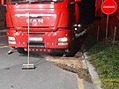 Do hasiskho vozidla, kter likvidovalo olej z nkladnho auta, narazilo na...