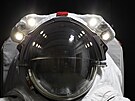 Skafandr Axiom Extravehicular Mobility Unit (AxEMU) obsahuje helmu s hledím,...