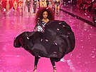 Tyra Banksová na p�ehlídce Victoria�s Secret v New Yorku (15. �íjna 2024)