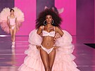 Imaan Hammamová na p�ehlídce Victoria�s Secret v New Yorku (15. �íjna 2024)