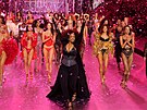 Tyra Banksová a dal�í modelky na p�ehlídce Victoria�s Secret v New Yorku (15....