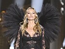 Kate Mossová na p�ehlídce Victoria�s Secret v New Yorku (15. �íjna 2024)