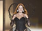 Carla Bruni na p�ehlídce Victoria�s Secret v New Yorku (15. �íjna 2024)