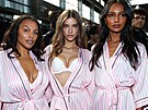 Paloma Elsesserová, Barbara Palvinová a Jasmine Tookesová v zákulisí p�ehlídky...