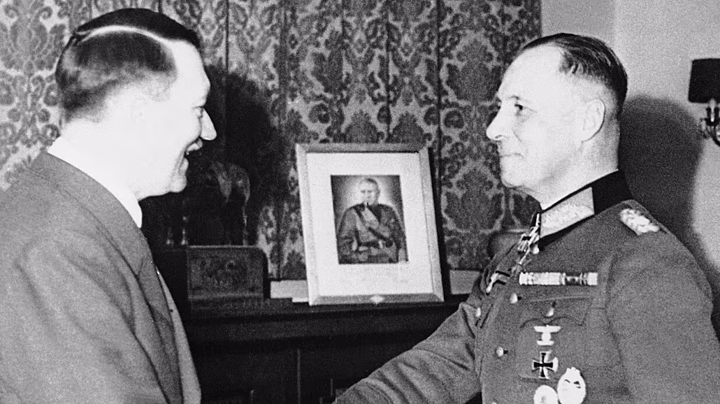 Adolf Hitler zdraví svého oblíbence Erwina Rommela.