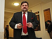 Petr Wolf p�ed zahájením soudu. (27. ledna 2012)