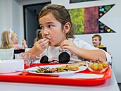 Tak vypadá samoobslu�ná �kolní jídelna v Dob�anech.