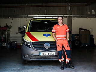 Se sluebním vozem míí inspektor provozu jihomoravské záchranné sluby Luká...