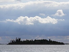 San Giorgio di Alga, tedy doslova sv. Jií v asách, ruch nedalekých Benátek v...
