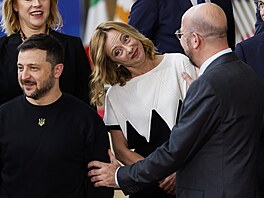 Volodymyr Zelenskyj, Giorgia Meloniová a Charles Michel p�i p�íchodu na summit...