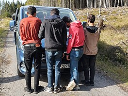 Policisté na míst� zadr�eli t�i syrské uprchlíky a pákistánského �idi�e....