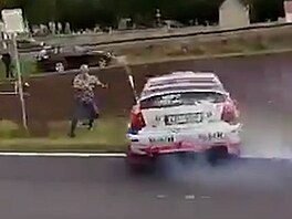 P�i rallye v Ho�ovicích srazilo auto diváka