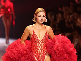 Gigi Hadidová na p�ehlídce Victoria�s Secret v New Yorku (15. �íjna 2024)