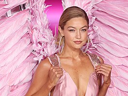 Gigi Hadidová na p�ehlídce Victoria�s Secret v New Yorku (15. �íjna 2024)