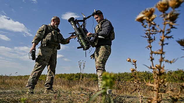 Ukrajinští vojáci testují dron s přidělaným granátometem. (11. října 2024)