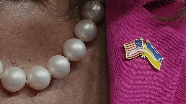 Bývalá předsedkyně americké Sněmovny reprezentantů Nancy Pelosi s odznáčkem americko-ukrajinského přátelství (14. října 2024) 