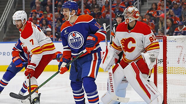 Branku Calgary st�e�� Daniel Vlada�, p�ed n�m ��h� Zach Hyman z Edmontonu.