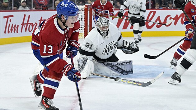 Rozehr�v� Cole Caufield z Montrealu, v brance Los Angeles ho sleduje David Rittich.
