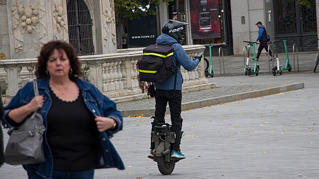 Jezdce na jednokolkách kritizují policisté i Brňané kvůli rychlé jízdě a ignorování pravidel.