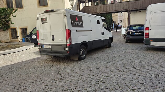 Pracovn�ci bezpe�nostn� agentury odvezli �dajn� me� Jana �i�ky na leti�t�. Artefakt byl �ty�i dny zap�j�en ze �v�dska a vystaven v pra�sk� Betl�msk� kapli v r�mci p�ipom�nky 600. v�ro�� �mrt� slavn�ho vojev�dce. (14. ��jna 2024)