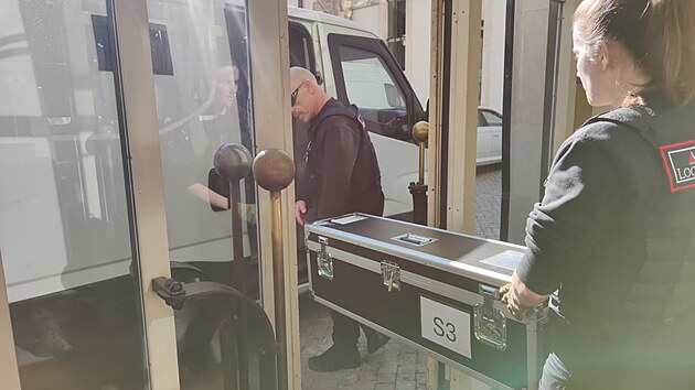 Pracovn�ci bezpe�nostn� agentury odvezli �dajn� me� Jana �i�ky na leti�t�. Artefakt byl �ty�i dny zap�j�en ze �v�dska a vystaven v pra�sk� Betl�msk� kapli v r�mci p�ipom�nky 600. v�ro�� �mrt� slavn�ho vojev�dce. (14. ��jna 2024)