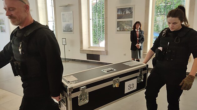 Pracovn�ci bezpe�nostn� agentury odvezli �dajn� me� Jana �i�ky na leti�t�. Artefakt byl �ty�i dny zap�j�en ze �v�dska a vystaven v pra�sk� Betl�msk� kapli v r�mci p�ipom�nky 600. v�ro�� �mrt� slavn�ho vojev�dce. (14. ��jna 2024)