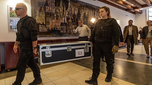 Pracovníci bezpe�nostní agentury p�ivá�ejí do Betlémské kaple v Praze v bedn�...