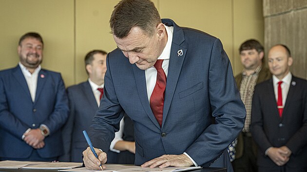 Martin P�ta p�i podpisu koali�n� smlouvy (16. ��jna 2024)
