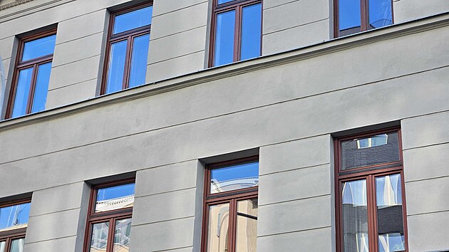 D�m v brn�nsk� Hrn���sk� ulici, kde mlad�k v sobotu 12. ��jna 2024 brut�ln� ubodal mu�e, kter� jej po no�n�m sezn�men� v baru pozval k sob� do bytu.