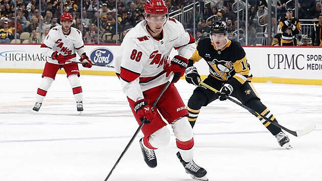 Martin Neas z Carolina Hurricanes bhem zpasu s Pittsburgh Penguins.