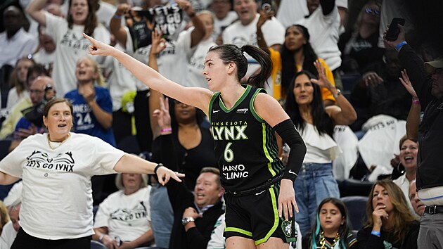 Bridget Carletonová z Minnesota Lynx slaví ko� za t�i body ve finále WNBA s New...
