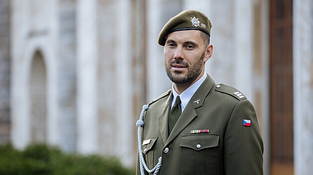 Kanoista Josef Dostl u Movny Praskho hradu.
