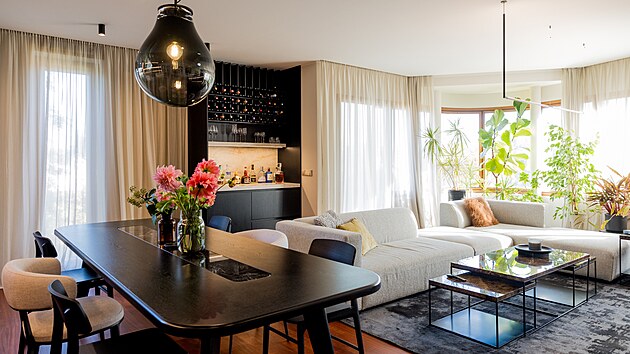 J�deln� st�l v sob� nese prvek p��rodn�ho kamene. 