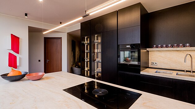 Kuchy�skou linku si majitelka navrhovala sama. 