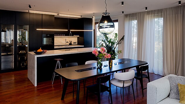 Interi�ru dominuj� p�vodn� p��rodn� materi�ly. 