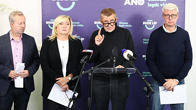 Alena Schillerov�, Andrej Babi� a Karel Havl��ek na tiskov� konferenci st�nov� vl�dy hnut� ANO. (10. ��jna 2024)