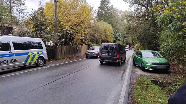 Policist� prov��uj� n�siln� trestn� �in v Plzni. V souvislosti s t�m moment�ln� intenzivn� p�traj� po mo�n�m podez�el�m mu�i � Ji��m H�jkovi. (11. ��jna 2024)