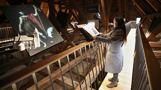 Kostel svat�ho Jana K�titele v Hlu��n� otev�el skryt� z�kout� v podkrov� a v� ve�ejnosti. Pod klenbou chr�mov� lodi �ek� expozice, kter� je v�nov�na patron�m hlu��nsk�ch kapl� a kostel�.