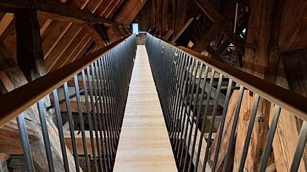 Kostel svat�ho Jana K�titele v Hlu��n� otev�el skryt� z�kout� v podkrov� a v� ve�ejnosti. Pod klenbou chr�mov� lodi �ek� expozice, kter� je v�nov�na patron�m hlu��nsk�ch kapl� a kostel�.